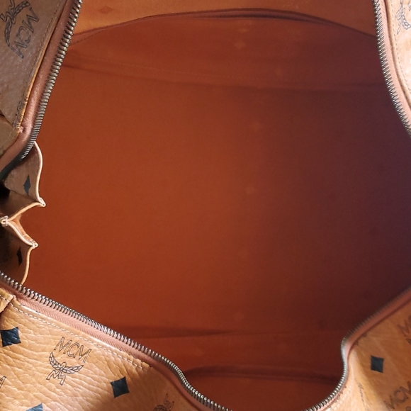 💥💥SOLD💥💥 MCM 40 Duffle bag. - Picture 14 of 16
